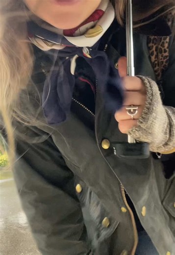 Tempête en vue: Looks tendances pour affronter la pluie