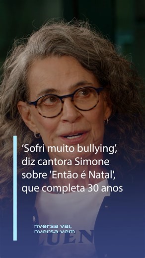 CONVERSA VAI, CONVERSA VEM | Em conversa com a jornalista Maria Fortuna (@mariafortuna27) durante o novo episódio do videocast #ConversaVaiConversaVem, a cantora Simone (@simoneoficial) contou que sofreu 'muito bullying' após lançar a música 'Então é Natal' - canção que completa 30 anos e virou um verdadeiro hino do Natal no Brasil. O programa foi ao ar na última terça (23) e pode ser assistido na íntegra no canal do #JornalOGlobo no Youtube. Ouça também pelo Spotify! | O Globo
