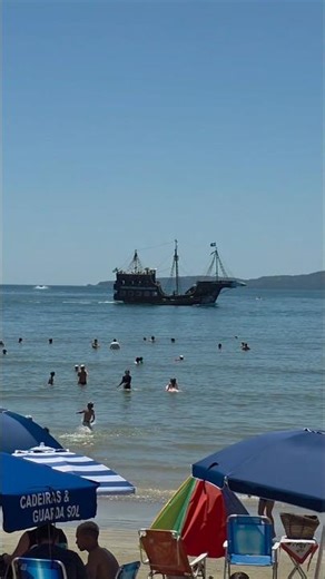 Sun, crystal-clear sea, and high energy: summer in Itapema is pure adrenaline! #itapemaaovivo