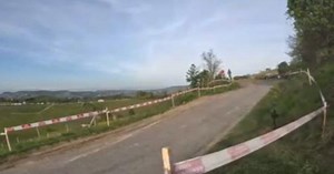 Il Rally di Diano d'Alba a Basso e Granai. Spettacolare incidente: l'auto cappotta tra le vigne