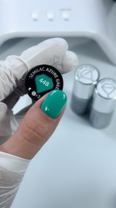 Die größten Fehler, die Du mit UV-Nagellack machen kannst 🚫 Eigentlich ist eine Maniküre mit UV-Nagellack ganz einfach. Trotzdem gibt es ein paar Dinge, die Du beachten solltest und ein paar Fehler, die gerne einmal passieren - vor allem wenn Du ein Neuling in der Maniküre zuhause bist. 💅 Wir zeigen Dir die häufigsten Fehler und wie Du sie vermeiden kannst: Primer 🚫 Zu viel Primer ✅ Streiche den Pinsel gut an der Flaschenöffnung ab, bevor Du damit an Deinen Nagel gehst. Base 🚫Direkt nach Auf