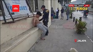 #UrgenteCOMPARTAN ¿Y cómo es la seguridad en el gobierno de la nueva primavera de #BernardoArévalo? Incompetencia de agentes de la PNCdeGuatemala queda en evidencia, luego que un ciudadano grabara el momento en el que un ladrón se les da a la fuga en Jalapa, mientras el uniformado hablaba por celular. El amante de lo ajeno le había robado a una mujer, quien también fue testigo de la huída de su agresor. #Floreceras 🇬🇹🌱 #XelaNews 🇫🇷 Noticias sin injerencias. | Xela News