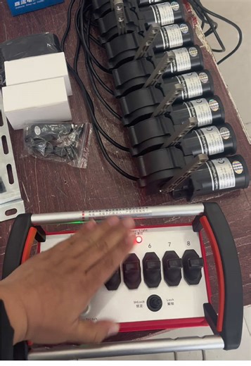 8-channel wireless remote control with excellent responsiveness and easy to install.#crane #truck #fassi #unic #hiab