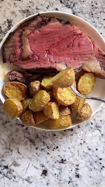 🚨NEW NINJA ALERT🚨 Meet the ✨ elegant ✨ new countertop air fryer & oven that makes dinnertime quicker and easier. Shop now in bio. #NinjaOven