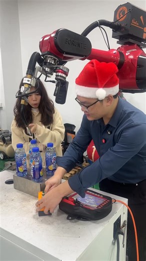 Robert Li on Instagram: "#Weldingrobot. #robot #Sprayingrobot #Sixaxisrobot"