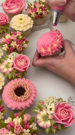 Every day I get to welcome new students into my online beginners class 🤍 When I say beginners, I mean from the very start. I’ll guide you through every step, even if you’ve never picked up a piping bag before. If you’re willing to try, this class is for you. Have faith in yourself… I already do. 🥰 www.kerrysbouqcakes.co.uk | Kerry's Bouqcakes