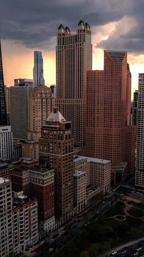 With unrivalled skyline and lake views, experience iconic luxury reimagined #FSChicago this summer. Visit https://bit.ly/3Mq29SN take your staycation to new heights. 📸: Wellington Carvalho | Four Seasons Hotel Chicago