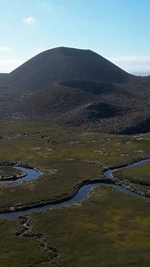 En las costas de Baja California descansan al menos doce volcanes inactivos, dispersos como gigantes dormidos entre serpenteantes humedales. El campo volcánico de San Quintín es un tesoro geológico y natural de México. #jorgedeleon #méxico #baja #naturaleza #ecoturismo #volcanes #bajacalifornia | Jorge De León
