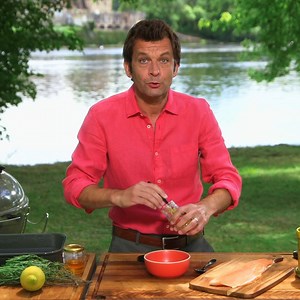 Aujourd'hui, je vous montre comment fumer votre propre poisson ! J'ai choisi une truite bien élevée de la région. Merci à Chef Cathleen qui m'a soufllé cette recette ;) RDV à 20h50 sur TF1 dans #PPEE et toujours sur mon site ➡️ https://bit.ly/TruiteFumeeMaison | Laurent Mariotte