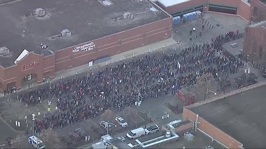 BLACK FRIDAY BEER! Around 1,000 people lined up overnight to buy beer this morning in Chicago... https://abc7.ws/2FyIrVM | ABC 7 Chicago