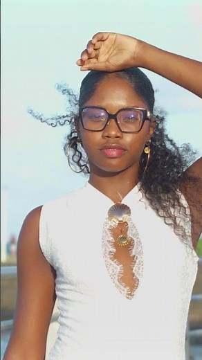 Robe longue blanche avec broche – Élégance raffinée | Portée par @orlvaane | Santorini Shop