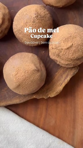Bruna Nascimento on Instagram: "Cupcake pão de mel 🍯 🍫 Uma versão mais saudável e sem adição de açúcar de um dos meus doces favoritos. 📌 Ingredientes todos do @supermercadosrex 1 ovo 1 csp cacau em pó (5g) 80ml de iogurte desnatado 1 csp mel (10g) 1 cc canela em pó (5g) Stevia ou outro adoçante (quantidade equivalente a 3 csp de açúcar) 100g farinha de aveia (1 xíc.) 1 csp fermento em pó 60g doce de leite (usei sem açúcar) 60g chocolate (usei sem açúcar) Cacau em pó para finalizar 📌 Modo de