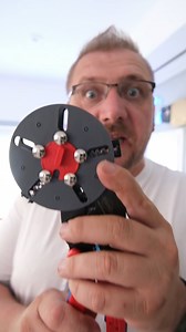 Wie Du PV-Leitungen und MC4 Stecker richtig vercrimpst? Vielleicht probierst Du es mal mit der neuen KNIPEX MultiCrimp® 97 33 03. Diese Zange verfügt über einen Crimpeinsatz, der speziell für die Photovoltaik Installation entwickelt wurde. Damit ist professionelles Crimpen an PV-Anlagen für jedermann möglich – bei allen MC4®- und MC4® Evo 2-Verbindern mit 4 und 6 mm²! Außerdem verfügt dieses Crimpwerkzeug über 2 weitere hochwertige Crimpeinsätze: ✅ für unisolierte Kabelverbinder 0,5 - 10 mm². ✅ 