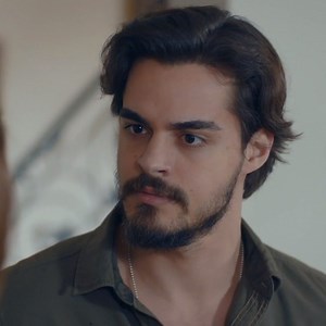 18K views · 340 reactions | ¿Cómo crees qué reaccionará Selim después de ver estas fotos que le da su madre? Descúbrelo esta noche a las 8PM/7C por Telemundo. | Telemundo | Facebook