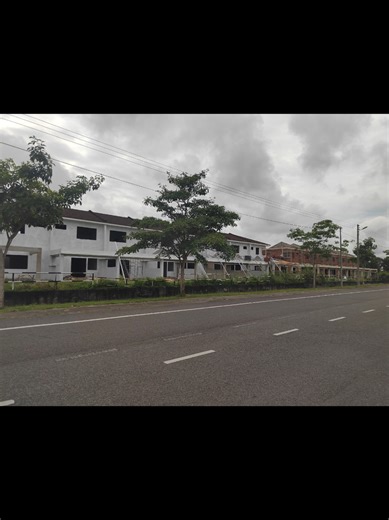 🍀Lakeshore Villa, Senadin,🍀 Affordable Single Storey Terrace Houses Now Open for Booking! Located near Curtin University and surrounded by amenities, these houses offer great value with prices starting from RM 389,000. Enjoy FREE SPA legal fees and 18 months defect warranty. - 3 & 4 bedrooms, 2 bathrooms - Land size: 3.7/6.5 pts - Built-up: 950-1,185 sqft Contact Lilian C at 011-2321 1713 for more info or to book your unit 😊. #senadinmiri #rumahmurah #newproject