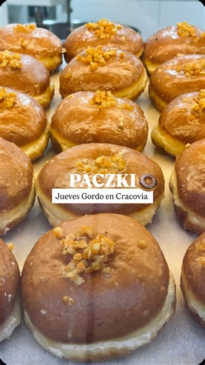 Haizea | Tours en Cracovia en español on Instagram: "Jueves Gordo en Cracovia – Tłusty Czwartek | 12 de febrero de 2026 🇵🇱🍩 El Jueves Gordo (Jueves Lardero) se celebra el último jueves antes de la Cuaresma y es una de las tradiciones gastronómicas más populares y deliciosas de Polonia. Este día es típico comer pączek, uno de los dulces polacos más típicos: una especie de donut o berlina frita y rellena. El relleno más clásico es el de mermelada de rosas (pączek z różą), espectacular y el que 