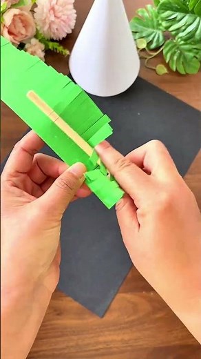 How to Make a Paper Strip Christmas Tree-Simple Holiday Craft #PaperChristmasTree #ChristmasCrafts
