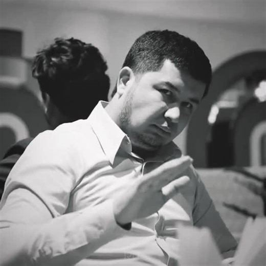 Мотивация • Вдохновение • Саморазвитие on Instagram: "想了解更多酷炫科技资讯?点击 简介(Bio)里的链接加入我们的 WhatsApp 频道,第一 时间获取全球热门新闻! 标题:脚步变电力?来自日本的黑科技创新 谁能想到,我们的每一步脚步竟然都能成为能源?在日 本,这不再仅仅是理论,而是通过**压电地板技术 (Piezoelectric Floor) **成为了现实! 什么是压电技术? 从技术层面来说,这种地砖使用了具有“压电效应”的特殊 晶体或陶瓷材料。因此,每当产生机械压力(如脚步踩踏 或车辆载荷)时,地砖内部的分子结构就会发生位移并产 生电荷。压力越重、踩踏频率越高,产生的电能就越多! 日本在哪些地方应用了这项技术? 日本已经在世界上最繁忙的一些地点测试并应用了这项技 术: 涩谷站和东京站: 想象一下每天成千上万穿梭的人流。他 们脚步产生的能量被转化为电力,用于供应检票口指示灯 和列车时刻表显示屏。 成田机场: 用于支持部分走廊区域的独立照明系统。 购物中心: 东京的一些商场利用这种能量为LED装饰灯供 电,而无需完全依赖主电