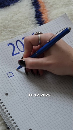 Wenn das Hörspiel so gut ist, dass du dabei einschläfst … Vorsätze können warten. Guter Schlaf nicht. 🎧😴 #europahörspiele #neujahrsvorsätze #einschlafen #fail #januar