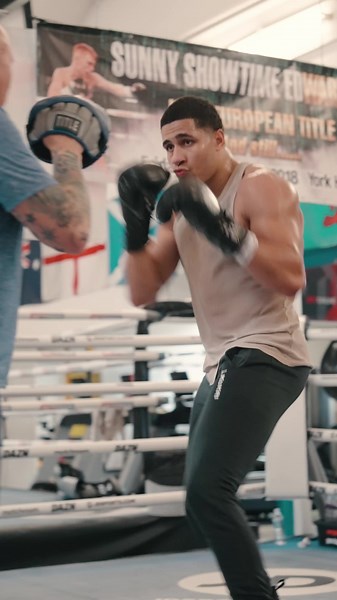 Another day in the office, expect my desk hits back 😂🥊 #boxing