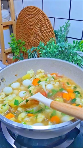 Here's the secret to vegetable soup that keeps kids coming back for more #sasamsg #sasamelelatkan...
