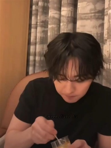 🍮Minho enjoying his pudding.#leeknow#skz#fypシ゚viral