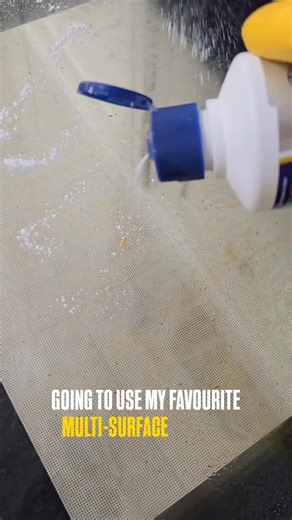 **EASY OVEN DOOR CLEANING** SAVE NOW Wanted to share how I keep my oven door clean using my favourite @barkeepersfriend Multi Surface Cleaner/Stain Remover powder (linked in my 'Product Links' highlight) and washing up liquid, a simple but very powerful combination. It works to remove grease and grime with minimal effort, it's amazing on greasy tiled/glass splashbacks and cooker areas in general! 💪🏼 The best time to clean your oven door is right after using it, allow the oven to cool so it's n