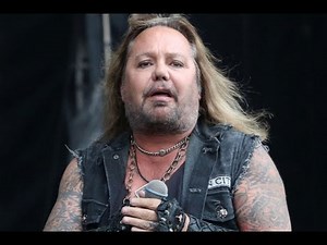 Vince Neil wasted on stage 2025
