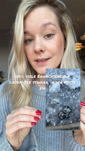 Leandra Merkel on Instagram: "Ich sag’s euch - so schnell konnte ich gar nicht gucken, da stand er auf einmal auf dem Eis und das nicht lange, denn nach ein paar Schritten - zum Glück am Rand, sackte er auf einmal nach unten. Er ist eingebrochen! Das, was nie passieren sollte, ist passiert. Aber wie kam es dazu?! Wir waren Schlittenfahren und unser mittlerer Sohn fuhr den Berg gemeinsam mit einer Freundin runter. K3 und ich fuhren gemeinsam und unsere Tochter auf einem extra Schlitten. Unten ang