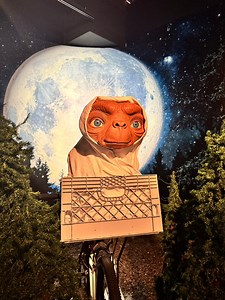 If you haven’t visited the World’s Greatest Wax Museum then have you really experienced Orlando? Located in ICON Park, Madame Tussauds explores the world of fame from Hollywood icons to historical legends with their lifelike wax figures making you feel like you’re meeting the real deal. Madame Tussauds is a must-visit for pop culture lovers! 🌟 | Rosen Inn Closest to Universal