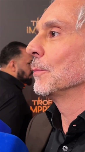 Alexandre Nero on the red carpet at the Troféu Imprensa awards ceremony ✨