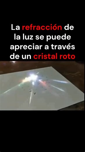 Ciencia Asombrosa on Instagram: "🔍✨ La fascinante magia óptica del vidrio roto ocurre cuando la luz lo atraviesa y se encuentra con superficies irregulares que transforman su camino, dando lugar a sorprendentes efectos visuales explicados por la física. 🌈 Al entrar y salir de los fragmentos, la luz se refracta, se refleja y se dispersa en múltiples direcciones; algunos pedazos actúan como diminutos prismas o lentes, separando la luz blanca en sus distintos colores y creando patrones brillantes