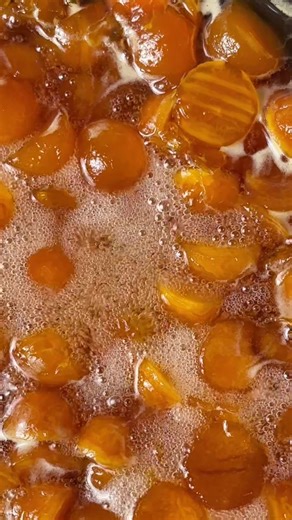 🍯 Balqabaq Mürəbbəsi 🍂✨ Payızın ən gözəl dadı – balqabaq mürəbbəsi 🎃🍯 parlaq, şəffaf və qızılı rəngli şirinlik 😍☕ \t•\t🎃 Balqabaq – 2,5 kq təmizlənmiş və doğranmış \t•\t🍬 Şəkər – 2,5 kq \t•\t🍋 Limon – 1 ədəd \t•\t💧 Su – 500 ml \t•\t🌿 İstəyə görə – vanil və ya mixək,darçın \t•\t⚪ Əhəng – 1 x.q. (1 litr suya) 👩‍🍳 Hazırlanması: \t1.\t🔪 Balqabağı soy, kub şəklində doğra. \t2.\t⚪ 1 litr suya 1 x.q. əhəng əlavə et, qarışdır.6-7 saat gözlə. Sonra əhəngli suyu ehmalca yığ. \t3.\t🎃 Balqabaq