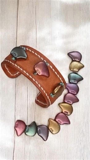 Emma of BabySquirrelBeading on YouTube has just released a brand new leather cuff bracelet tutorial on YouTube! In this video, you’ll learn how to work with leather strips, position and stitch bear beads, apply glue for a clean finish, and shape a structured cuff that looks both natural and refined. It’s a great project for anyone looking to expand their jewelry-making skills with leatherwork and mixed media techniques, all taught in Emma’s warm and approachable style. Watch the full tutorial no