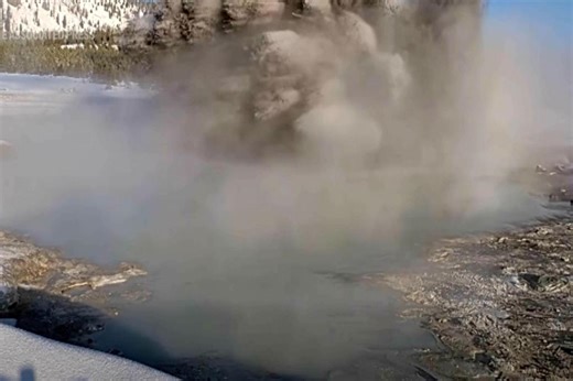 Muddy eruption at Yellowstone’s Black Diamond Pool captured on video