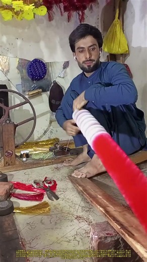 伝統的な飾り製作：手作り花輪の巻き付け工程