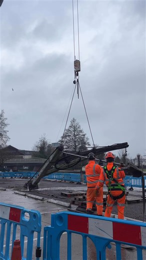 Newbury’s historical crane has officially been taken down for refurbishment today👷‍♂️🏗️ | newburytoday