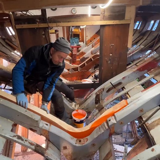 Red lead painting and dryfitting 1 out of 17 floors to be replaced | Losskøyta West Wind