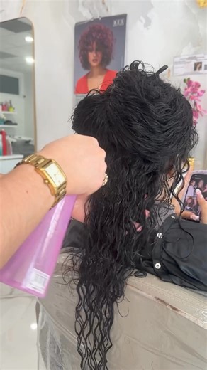 @stylessbykayy_ with the curly extension tips! 🙌 "Styling curly extensions with the natural hair, blending them together as you style, allows for the most seamless blend😍 And don’t forget the wetter the better.. the curls come out😉" Style your guest's curly extensions post-install with confidence! 💁‍♀️ Let's ensure their appointment is nothing short of pure luxury, leaving them feeling fabulous from start to finish! 🤩 Do you style your curly guests after installation? 👀 Comment below! Shop