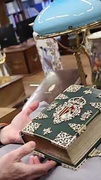 A bibliographic specialist explains the contents of the Book of Hours of the Royal Library