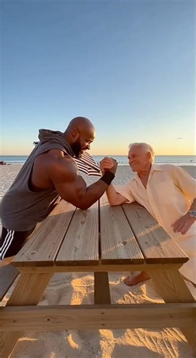 Umbrella Attack Beat the Bodybuilder!