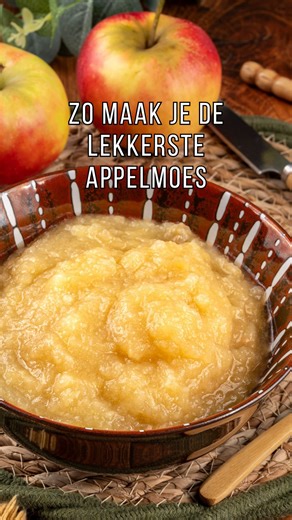 💥Zo maak je zelf de lekkerste appelmoes - recept Zonder suiker en zonder toevoegingen. Precies zoals appelmoes hoort te zijn. Lekker als bijgerecht, in de yoghurt of om mee te bakken. 👉 Sla deze reel gelijk op zodat je het recept makkelijk terugvindt 😉 Wat heb je nodig voor een grote schaal appelmoes: * 1 kg appels, bijvoorbeeld goudrenetten Bereidingswijze: 1️⃣ Schil de appels, snij in kwarten en verwijder de klokhuizen. Snij de kwarten in dikke plakken en leg alles in een pan. Giet er een b