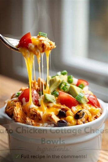 Taco Chicken Cottage Cheese Bowls 🌮🔥 Ingredients (for 5 people) 3 cups low-fat cottage cheese (blend smooth) 3 cups cooked shredded chicken 1 1/2 cups salsa 2 1/2 tsp taco seasoning 1 1/4 cups shredded cheddar 2 cups diced bell pepper 1 1/2 cups canned corn (drained) 1 1/2 cups black beans (drained) 5 tbsp Greek yogurt (optional topping) 2 avocados (optional topping) Instructions Mix blended cottage cheese salsa taco seasoning. Fold in chicken, peppers, corn, and beans. Divide into 5 oven-safe