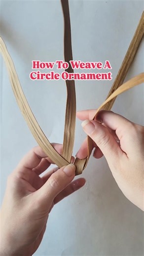 Pulama Long | Free picture instructions in the link in my bio❤️💚❤️💚 Supplies 💚 Two 25" long lauhala strips ❤️ Scissors 💚 Ribbon to hang ornament . . .... | Instagram