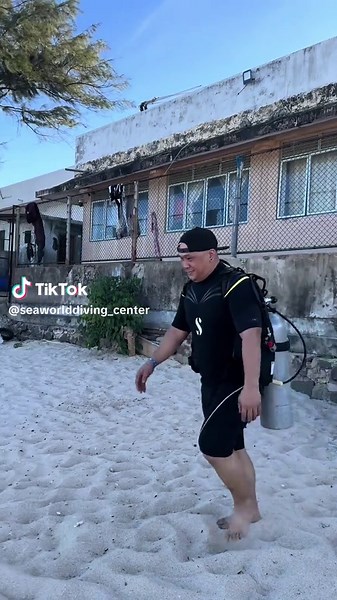 திருகோணமலை Trincomalee பகுதியில் ஸ்கூபா டைவிங் (Scuba Diving) என்பது இலங்கையின் மிகவும் அழகான கடலடிப் பயண அனுபவங்களில் ஒன்றாகும். தெளிந்த நீர், வண்ணமயமான பவளப்பாறைகள் மற்றும் பல்வகை கடல்வாழ் உயிரினங்கள் இங்கு காணப்படுகின்றன. Trincomalee Bay இன் அமைதியான கடல் சூழல் மற்றும் சிறந்த பார்வைத்திறன் (visibility) காரணமாக தொடக்கநிலை பயணிகளுக்கும் (beginners) அனுபவமுள்ள டைவர்களுக்கும் இது சிறந்த இடமாகும். Pigeon Island National Park, Navy Island மற்றும் Sandy Bay Reef போன்ற இடங்களில் பவளப்பாறைகள், வண்ணமயம