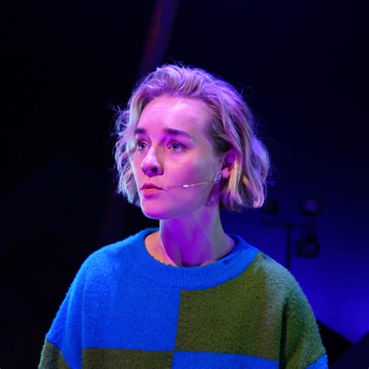 17 reactions | Ben jij opgegroeid met de Hoe overleef ik…-boeken van Francine Oomen? Dan voel je je meteen thuis in deze musical. Rosa, Esther, Joya en Jonas zijn inmiddels dertigers – zoekend naar zichzelf, liefde en richting in hun quarterlife-crisis. Na jaren elkaar uit het oog te zijn verloren, komen ze onverwacht weer samen. En dat zet hun levens op z’n kop. Scoor nu je tickets op www.theatersneek.nl en vergeet jou vrienden niet mee te nemen! | Theater Sneek | Facebook