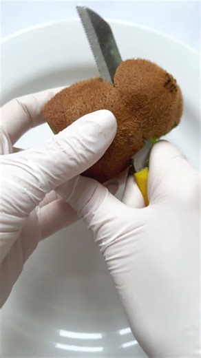 Teaching how to peel a kiwi))🥝#asmr #kiwi #fruitcutting #cuttingskills #food