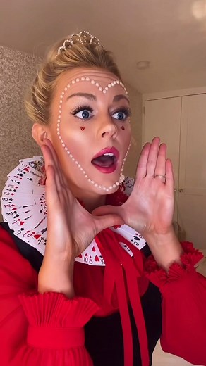 Keep me amused at all times. ♥️♠️♦️♣️ #QueenOfHearts #RedQueen #AliceInWonderland #Halloween #fyp #foryoupage #helenabonhamcarter #FatBoys