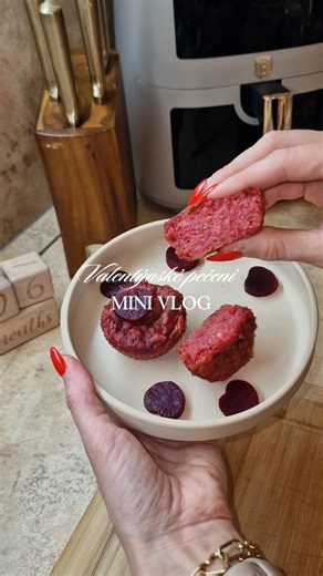 ᴀɴɪ • ᴍᴀᴛᴇřsᴛᴠí • ᴘříᴋʀᴍʏ • ᴍᴀᴍᴀʀᴇᴇʟs on Instagram: "Rýžový nákyp/muffin z černé řepy 🫜✨️ Bez cukru. Bez vajec. Jen pár surovin, které máš doma 🤍 Na cca 7-8 kusů budeš potřebovat: • 1 hodně zralý banán • 3–4 lžíce bílého jogurtu (při ABKM lze nahradit rostlinným jogurtem) • cca 3 lžíce vařené červené řepy (jemně nastrouhané nebo rozmixované) • 3 lžíce vařené rýže • 2–3 lžíce hladké mouky • ½ lžičky kypřícího prášku bez fosfátu • 1 lžička oleje (olivový, řepkový) Stačí vše promíchat, dát do for