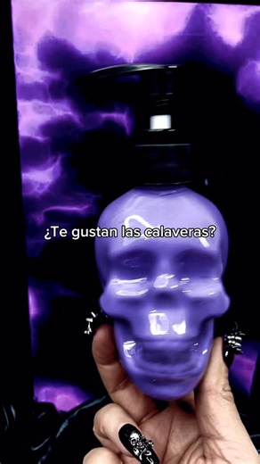 Presentamos nuestra nueva colección de cremas corporales en forma de calavera: rituales intensos, aromas adictivos y una presencia que no pasa desapercibida en tu tocador. 🍃Fórmula vegana y libre de crueldad ✨ 350 ml de hidratación intensa ✨ Textura cremosa, envolvente ✨ Aroma que permanece ✨ Diseño calavera que es puro altar dark No es una crema. Es un ritual en forma de calavera. 💀🖤 PREVENTA en malagnacosmetics.com . . . . . #goth #malagna #malagnacosmetics #gothgirl #gothmakeup | Malagna C